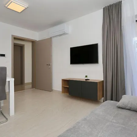 Apartment Ankora 1 With Heated Pool