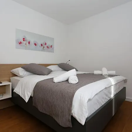 Apartment Ankora 1 With Heated Pool